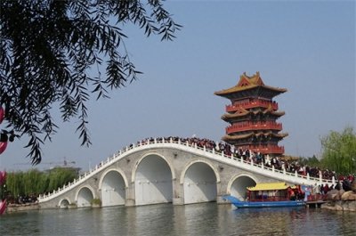 ​龙亭公园占地面积1038亩，其中水域面积710亩的龙亭景区