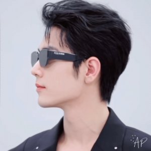 ​肖战最新帅照来袭，你能扛住他的美颜暴击吗？