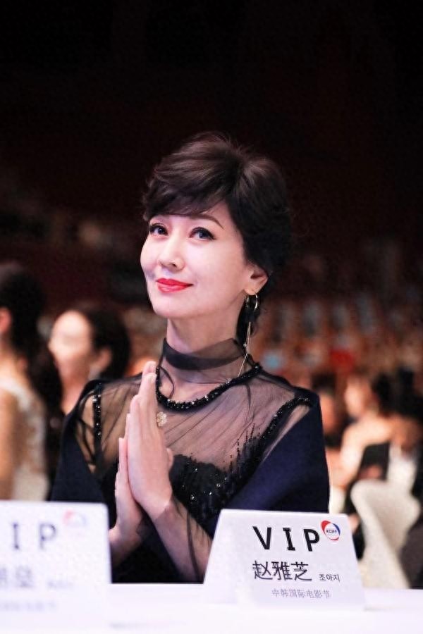 64岁赵雅芝芭比粉口红涂上唇,直接成为焦点