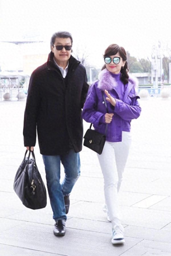 64岁赵雅芝芭比粉口红涂上唇,直接成为焦点