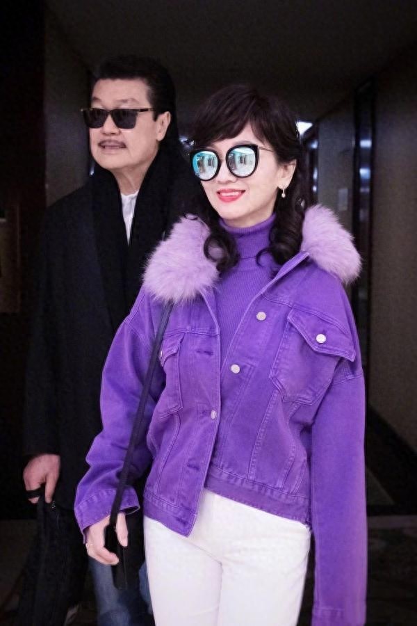 64岁赵雅芝芭比粉口红涂上唇,直接成为焦点