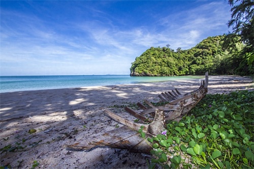 皮皮岛位于泰国普吉岛东南方，是由两个主要岛屿组成的姐妹岛