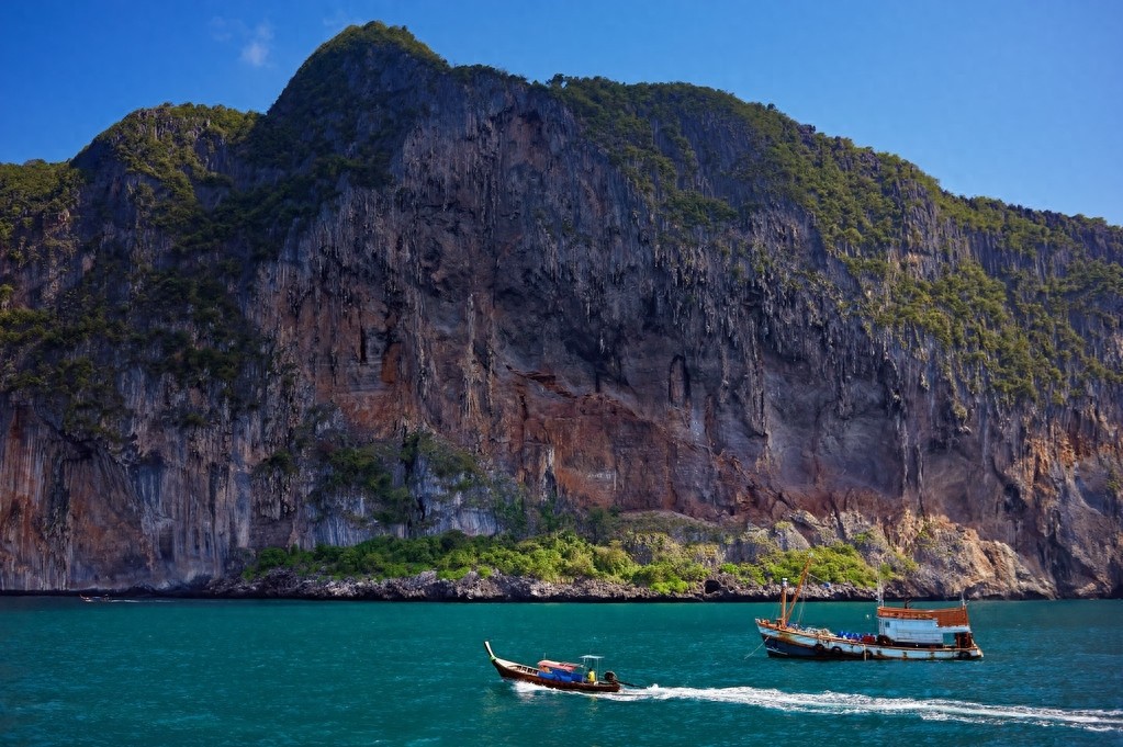 皮皮岛位于泰国普吉岛东南方，是由两个主要岛屿组成的姐妹岛