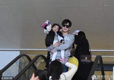 阿拉蕾董力现身机场 用帽子挡“爸爸”脸尽情撒娇