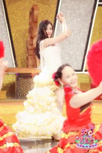 ​张天爱上《快本》与阿姨尬舞演绎西班牙风情