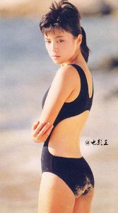 ​罗美薇早年泳装照罕见曝光，清纯模样惊艳时光