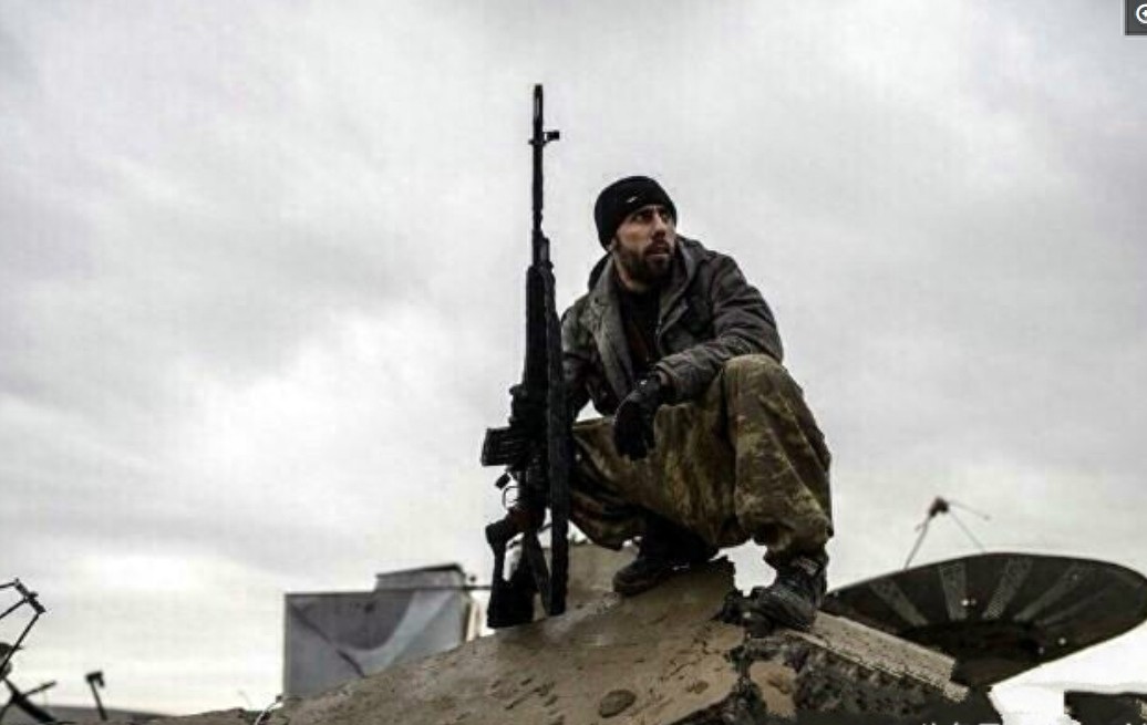 传奇狙击手的一生,一人一枪守一城,杀敌220名