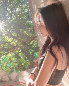 ​王晴解封到美国旅游，穿火辣比基尼秀魔鬼身材，网友：这太辣了