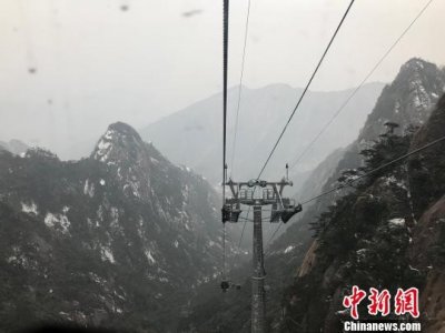 ​安徽黄山节前迎降雪 游客赏景兴致浓