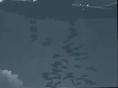 ​1945年东京大轰炸真实画面，8000吨燃烧弹倾泻而下，东京一片火海