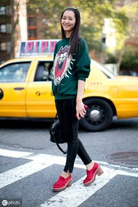 ​墨绿色配什么颜色好看，秋冬季节墨绿色主场，你GET到了吗？