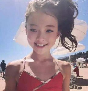 ​10岁女孩穿泳衣晒自拍，展现完美身材，网友纷纷指责：有伤风化