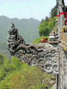 ​武当上的龙头香有多危险？数百年来无数人因此丧生，如今禁止上香