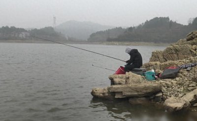 ​老人常说“死鱼正口，收竿快走”，啥意思？背后究竟隐藏着什么？