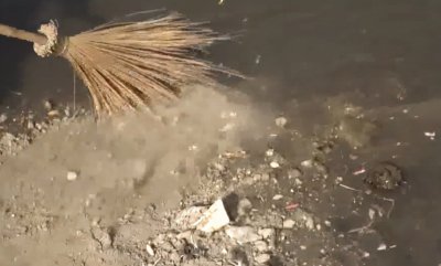 ​印度恒河到底有多恶心？上游往河里抛尸排便，下游却还在当圣水喝