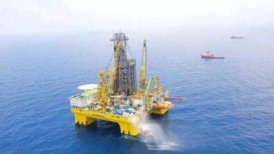 ​蓝鲸一号曾在南海试采可燃冰，轰动全球，它或能挑战石油霸权？