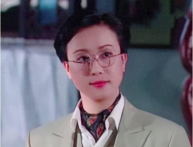 ​盖鸣晖英俊儒雅女扮男装，是香港10大杰青，女粉众多，未谈过恋爱