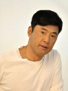 ​59岁于荣光，父亲是京剧大师，在香港发展多年，收学生为干女儿