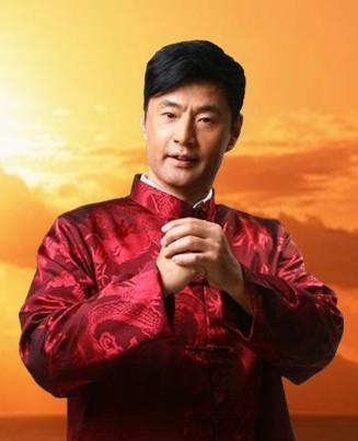 59岁于荣光,父亲是京剧大师,在香港发展多年,收学生为干女儿