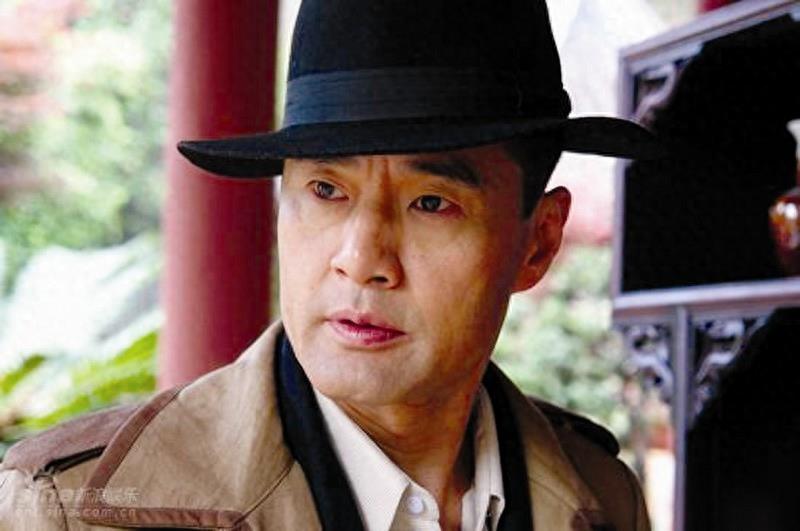 59岁于荣光,父亲是京剧大师,在香港发展多年,收学生为干女儿