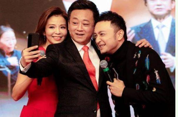 夫妻双双落水？朱军因丑闻官司离开央视，妻子谭梅又被曝拖欠工资