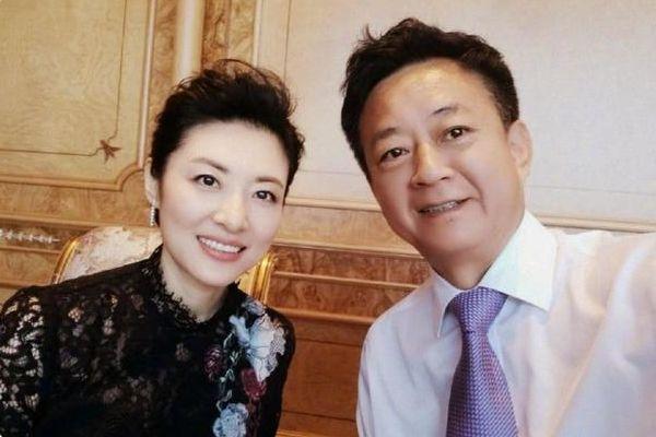 夫妻双双落水？朱军因丑闻官司离开央视，妻子谭梅又被曝拖欠工资