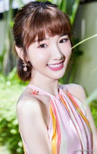 ​毛晓彤，《甄嬛传》中“瑛贵人”的扮演者，清纯秀丽、甜美可爱