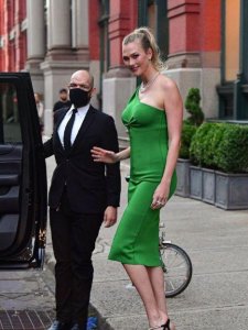 ​超模小KK亮相街头,185身高还要穿高跟鞋,走在路上回头率十足