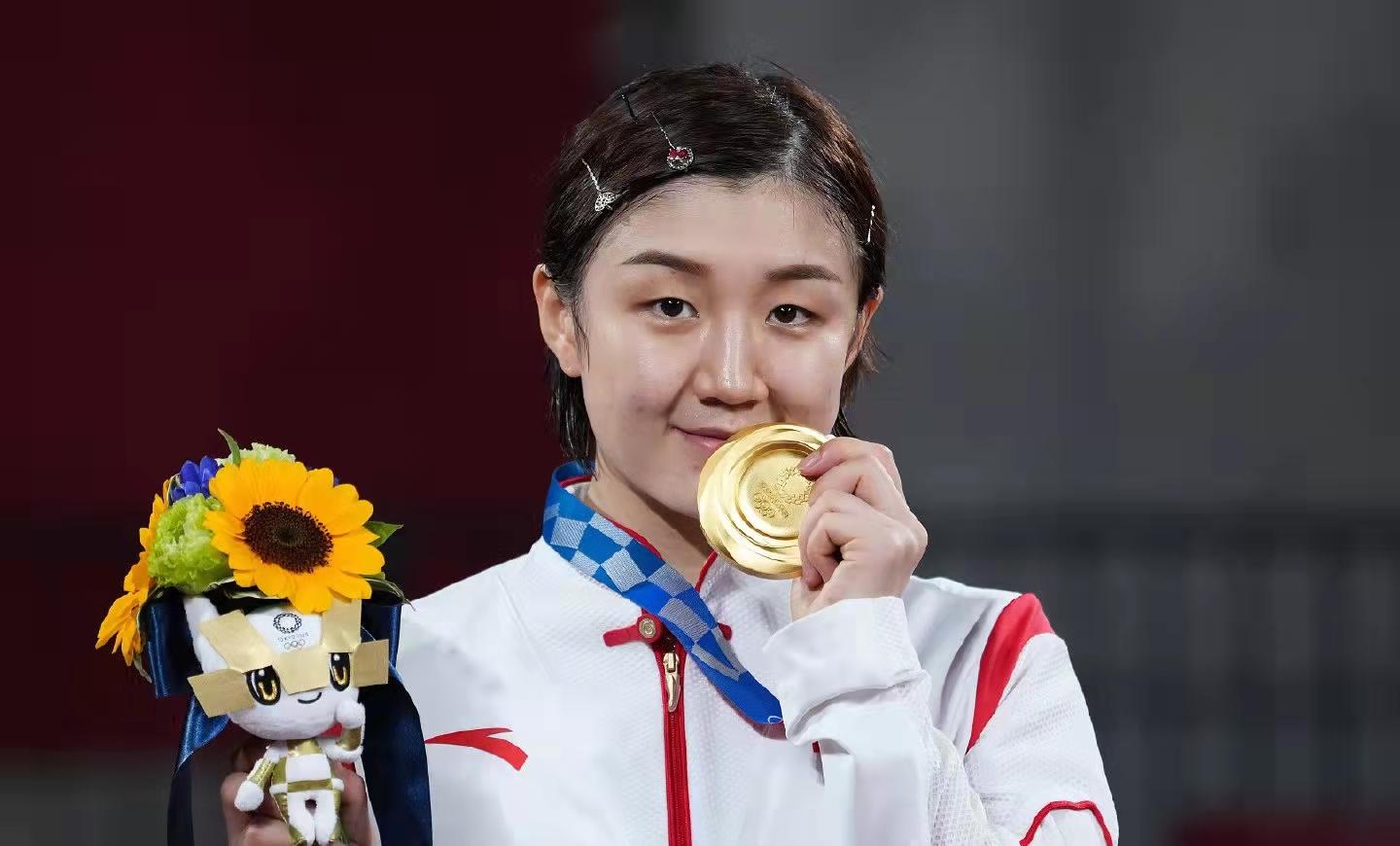 乒乓球运动员陈梦和演员黄晓明是什么关系（陈梦和黄晓明什么关系）