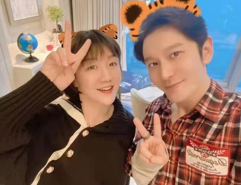 乒乓球运动员陈梦和演员黄晓明是什么关系（陈梦和黄晓明什么关系）