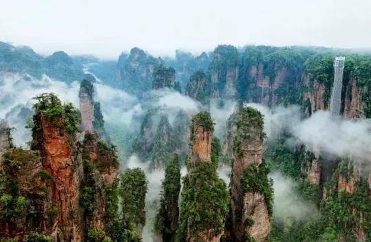 百龙天梯，高达335米， 千万不要去乘坐，会吓破胆的