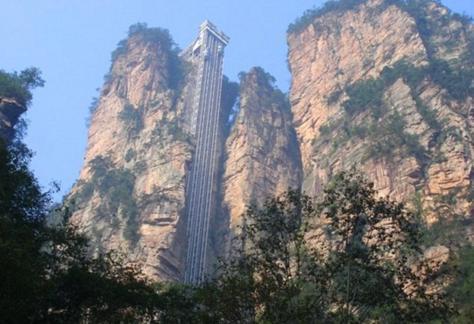 百龙天梯，高达335米， 千万不要去乘坐，会吓破胆的