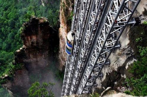 百龙天梯，高达335米， 千万不要去乘坐，会吓破胆的