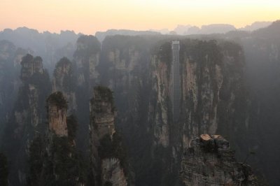 ​百龙天梯，高达335米， 千万不要去乘坐，会吓破胆的