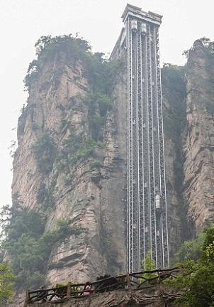 百龙天梯，高达335米， 千万不要去乘坐，会吓破胆的