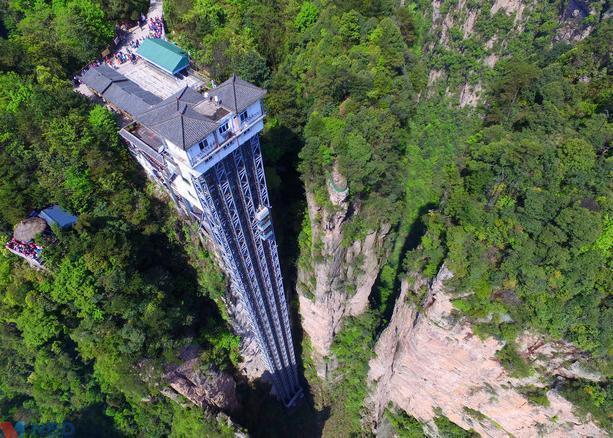 百龙天梯，高达335米， 千万不要去乘坐，会吓破胆的