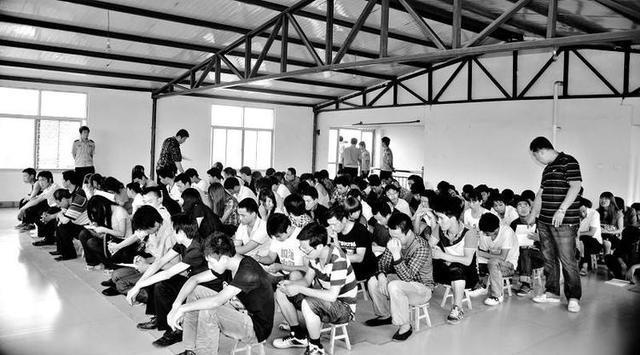 揭秘：传销组织到底如何给人洗脑，让人乖乖服从？