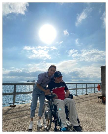 黎姿罕见晒全家福，45岁弟弟坐轮椅，好友蔡少芬惊喜评论