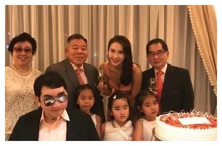 黎姿罕见晒全家福，45岁弟弟坐轮椅，好友蔡少芬惊喜评论