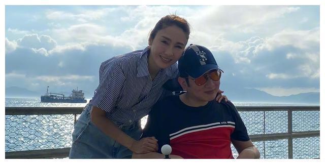 黎姿罕见晒全家福，45岁弟弟坐轮椅，好友蔡少芬惊喜评论