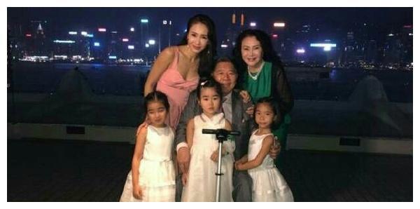 黎姿罕见晒全家福，45岁弟弟坐轮椅，好友蔡少芬惊喜评论