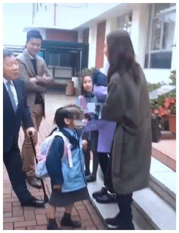 黎姿罕见晒全家福，45岁弟弟坐轮椅，好友蔡少芬惊喜评论