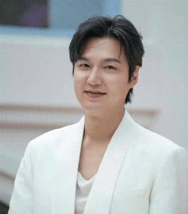 ​欧巴李敏镐米兰时装周之旅：脸部发福引争议！