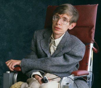 ​霍金活了76岁，从21岁时开始瘫痪坐轮椅生活，为何仍有3个孩子？