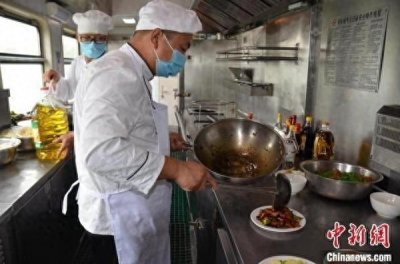 ​陕西铁路餐车30载：从饭菜足量到舌尖上的高铁