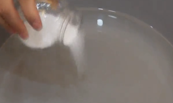 黑色t恤掉黑毛絮小妙招,黑色衣服掉黑色毛毛怎么处理图4