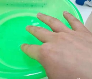 ​胶沾到手上用什么能洗掉,手粘到502胶水怎样才能洗掉?