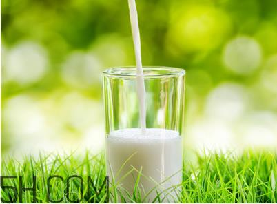 牛奶和什么水果一起吃？牛奶保质期一般多久？