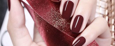 ​酒红色指甲油配什么颜色好看