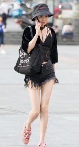 ​街拍：图5美女身穿蓝色外套，内搭低胸连衣裙，傲人身姿很吸睛！